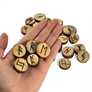 Ensemble de pierres runiques vikings en bois avec tapis en cuir, kit de divination Futhark nordique ancien pour la pratique spirituelle - Product Image 2