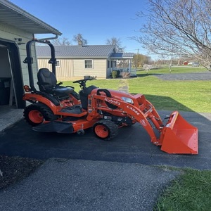 รถแทรกเตอร์ดีเซล Kubota BX2380 ขั้นสูง 23 แรงม้า พร้อมระบบขับเคลื่อนสี่ล้อและที่ตักด้านหน้า ออกแบบมาเพื่อประสิทธิภาพและความสะดวกสบายสูงสุด - Product Image 2