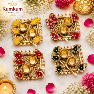 Plato de Latón Hecho a Mano en India con Dos Recipientes para Kumkum, Palitos Tilak, Roli Chawal, Thali para Pooja, Recuerdo Festivo para Diwali y Bodas - Product Image 1