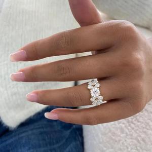 Anillo de compromiso de diamante de corte ovalado en oro amarillo macizo con piedra lateral en forma de pera, anillo de diamante cultivado en laboratorio, anillo de boda solitario para ella. - Product Image 3