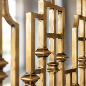 Barandilla de Escalera Geométrica en Tono Bronce Arquitectónico con Balaustres de Marco Abierto para Villas Modernas, Hoteles e Interiores - Product Image 2