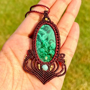 Collar con Colgante de Macramé Hecho a Mano con Malaquita, Cordón Rojo, Piedra de Malaquita Verde, Gema Natural, Joyería de Cristal Curativa Estilo Boho - Product Image 5