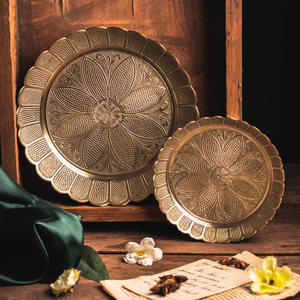 Service de table en aluminium à motif floral |   Ensemble de salle à manger portable fait main, finition antique, compatible four - Product Image 4