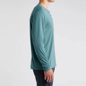 Chemise Henley décontractée avec détail boutonné sur le devant et tissu léger pour un port facile, chemise Henley élégante - Product Image 4