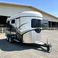 Remorque pour chevaux 3HAL-S à chargement par le haut, éclairage extérieur, rangement supérieur, boîte à équipement pivotante, fenêtre de caravane, évier couvert