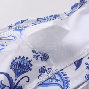 Sujetador deportivo premium para mujer con sublimación, que ofrece tela suave y transpirable y un diseño vibrante con estampado completo. - Product Image 4