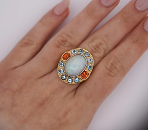 Bague de cocktail vintage en or 10 carats avec opale naturelle au centre et accents de topaze bleue et citrine sertis clos pour femme - Product Image 3