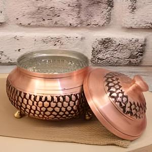 Pot à sucre élégant en émail blanc avec couvercle plaqué cuivre, pot à bonbons traditionnel sur piédestal floral, centre de table, présentoir festif - Product Image 1