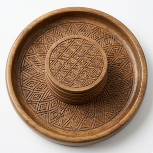 Bandeja Redonda de Madera de Neem Hecha a Mano, Resistente, con Posavasos y Soporte, Grabado Geométrico, Biodegradable, para Servir Bebidas en Fiestas - Product Image 1
