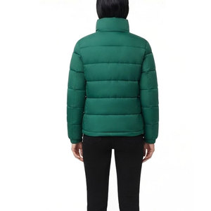 Chaqueta acolchada para mujer, cálida para invierno, con tela resistente, cuerpo acolchado, cuello alto, cremallera frontal y bolsillos laterales. - Product Image 2