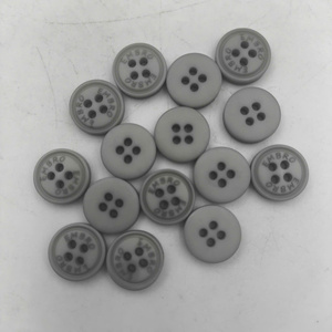 Botón Redondo Ecológico de Resina de 20L con 4 Agujeros, Estilo Moderno Clásico, con Logotipo Grabado Según Se Solicite - Product Image 3