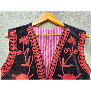 Chaqueta Suzani Floral Bordada e Impresa a Mano, Kimono de Terciopelo Indio, Estilo Boho Corto, Regalo de Otoño/Invierno para Ella - Product Image 4