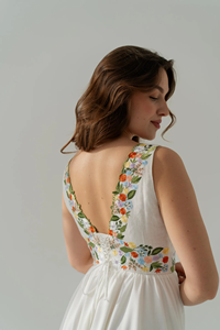 Vestido Maxi de Lino Blanco con Bordado Floral a Mano, Cuello en V, Sin Mangas, Estilo Veraniego, Silueta en A, Elegante, para Bodas - Product Image 3