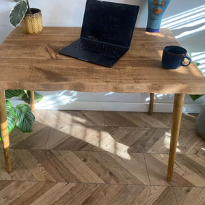 โต๊ะขาไม้เนื้อแข็งทำมือ พร้อมท็อปไม้หนาธรรมชาติ สำหรับห้องทำงาน ห้องนั่งเล่น ร้านกาแฟ และเฟอร์นิเจอร์ตกแต่งภายในสุดหรู - Product Image 1