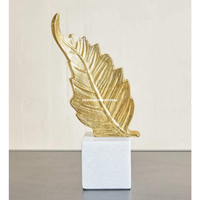 Décoration de bureau : Sculpture de feuille dorée inspirée de la nature sur base en marbre, accent de style hôtelier, cadeau de pendaison de crémaillère haut de gamme