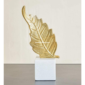 Décoration de bureau : Sculpture de feuille dorée inspirée de la nature sur base en marbre, accent de style hôtelier, cadeau de pendaison de crémaillère haut de gamme - Product Image 1