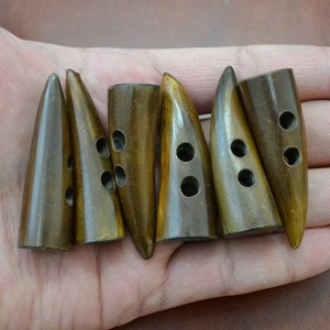 Botón de palanca de 2 agujeros hecho a mano, ecológico, de cuerno de búfalo auténtico, con diseño de cruz, animal, flor, ángel, punta oscura completa, para costura de ropa y uso doméstico - Product Image 1