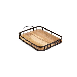 Plateau de service en bois avec cadre et poignées métalliques pour servir thé, jus, noix et fruits secs, idéal pour la décoration du Ramadan et de l'Aïd. - Product Image 3