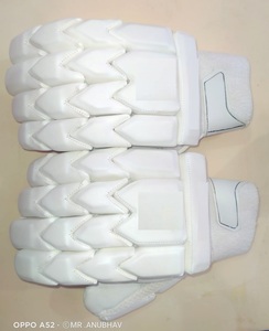 Gants de cricket professionnels en cuir blanc pakistanais avec une protection et une flexibilité supérieures pour les frappeurs - Product Image 3