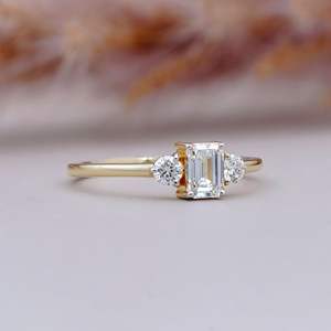 Anillo de Compromiso con Tres Diamantes Corte Esmeralda, Diamantes Cultivados en Laboratorio, Anillo de Diamantes Ético para Mujer - Product Image 2