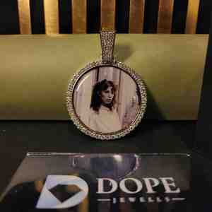 Pendentif Cadre Photo Hip Hop Personnalisé DOPE JEWELLS en Acier Inoxydable avec Diamant de Laboratoire 5.5CT – Cadeau Unisexe pour Anniversaire - Product Image 2