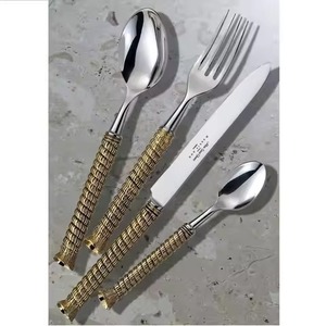 Ensemble de couverts en métal élégant pour la restauration, pour une présentation raffinée des repas des invités - Product Image 1