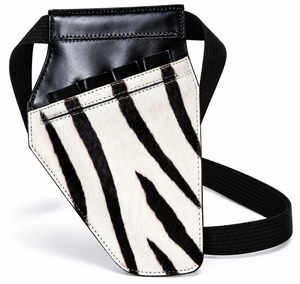 Bolso de cintura de cuero con estampado de vaca vintage, con cremallera y cierre de hebilla, unisex, de la India. - Product Image 2
