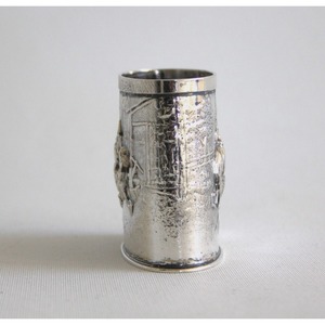 Porta-encendedores de Plata Vintage con Escena en Relieve, Duradero para Uso Doméstico - Product Image 3