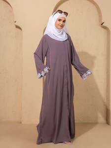 Abaya gris para mujer, de corte holgado, manga larga, cuello redondo, estilo modesto para uso diario, estilo de Oriente Medio. - Product Image 1