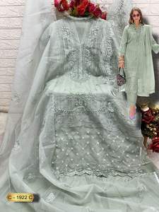 "Vêtements d'hiver luxueux: Shalwar Kameez brodé en organza avec fond et intérieur en Santoon épais et terne" - Product Image 2