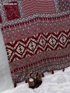 Sari en crêpe de satin de qualité supérieure avec imprimé Ajrakh, travail de miroir véritable et pampilles, ensemble avec blouse assortie - Fournisseur mondial - Product Image 5