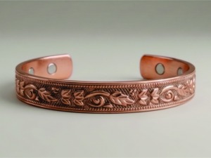 Bracelet manchette en cuivre gaufré, motif estampé, travail de relief détaillé, design gravé, surface gravée, bijoux en relief - Product Image 5
