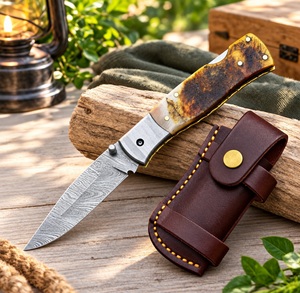 Couteau pliant artisanal en acier Damas de qualité industrielle avec manche en corne de bélier et étui en cuir pour le camping en plein air - Product Image 1