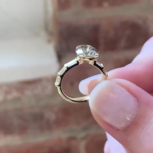 Elegante Anillo de Boda Personalizado con Diamante Cultivado en Laboratorio de 2.00CT, Bisel Central y Baguettes Laterales, Oro Amarillo de 14K, Certificado IGI, Estilo Minimalista - Product Image 3
