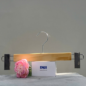 Cintre de pantalon en bois de haute qualité en gros avec clips en métal approvisionnement en vrac à faible coût de logo personnalisé de l'usine du Vietnam - Product Image 3