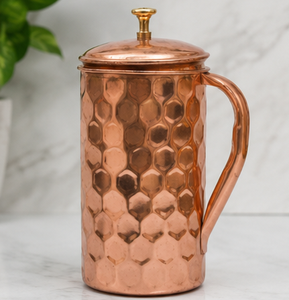 Jarra de Cobre Martillado Hexagonal Artesanal con Diseño de Panal de Abeja - Jarra de Agua Ayurvédica Aislada Premium con Tapa de Ajuste Preciso - Product Image 1