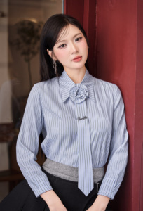 เสื้อเชิ้ตผู้หญิงลายทางสีน้ำเงิน ระบายอากาศได้ดี พร้อมเนคไทถอดได้ ประดับดอกไม้ แขนยาว ตัดเย็บอย่างดี ผ้าคอตตอนผสม - Product Image 4