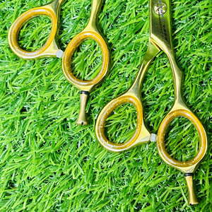 Tijeras Profesionales de Peluquería Ajustables con Recubrimiento Dorado, Juego de Tijeras de Peluquero para Adelgazar el Cabello con Reposa Dedos, para Estilismo en Salón - Product Image 3