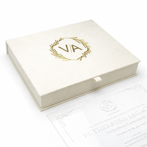 Caja de Invitación de Boda Hecha a Mano de Terciopelo de Gamuza Color Marfil de Alta Calidad, Porta Tarjetas con Monograma Personalizado Impreso con UV, Chiang Mai, Tailandia - Product Image 3
