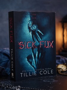หนังสือ Sick Fux ฉบับปกอ่อน โดย ทิลลี่ โคล นวนิยายโรแมนติกทริลเลอร์ คอลเลกชันเรื่องราวความรักอันมืดมน คุณภาพสูง 541 หน้า - Product Image 1