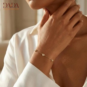Bracelet à breloque cœur en or avec diamants de laboratoire taille brillant, plaqué rhodium, chaîne délicate de luxe pour femme, cadeau de joaillerie fine - Product Image 1