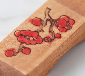 Reposacucharas de madera con soporte para palillos, tallado con patrón floral rojo, para utensilios de cocina y comedor. - Product Image 2
