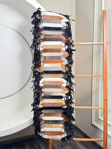 Chemin de table en patchwork en cuir de vachette fabriqué à la main Design Chevron avec pompon en cuir Décor de ferme rustique pour tables à manger et consoles - Product Image 4