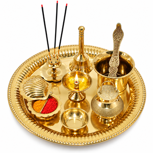Ensemble traditionnel de thali en laiton pour la puja avec porte-diya, porte-encens, boîte à kumkum, bols et accessoires décoratifs pour mandir - Product Image 1