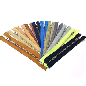 Accessoires de sacs personnalisés de haute qualité, fermeture éclair en métal, dents en laiton, fermeture éclair entièrement métallique en rouleau pour la confection de vêtements - Product Image 3