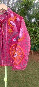 เสื้อแจ็คเก็ตกำมะหยี่ปักลายสีแดงเบอร์กันดีสุดหรูทำมือ |   เสื้อคลุมผ้าฝ้ายบุซับในสำหรับผู้หญิงลายดอกไม้ สำหรับฤดูใบไม้ร่วงและฤดูหนาว - Product Image 3