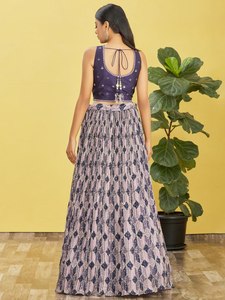 Ensemble jupe et choli Lehenga géométrique violet brodé Zari, taille haute, longueur ras du sol, coupe trapèze, tenue traditionnelle indienne pour femme - Product Image 2