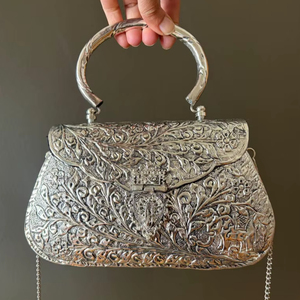 Sac à bandoulière fantaisie en argent plaqué avec motif gravé, design personnalisé pour tenues de soirée, à prix avantageux par Uo - Product Image 1