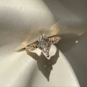 Bague en or rose 14 carats avec diamant de laboratoire certifié IGI, taille losange 1,50 carat et pierres latérales en forme de cerf-volant, style classique pour fiançailles féminines - Product Image 3