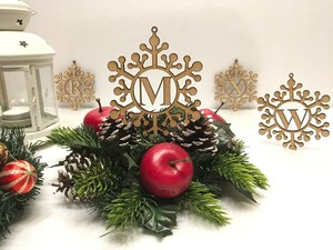 Ornement en bois magnifiquement sculpté célébrant l'esprit de Noël - Product Image 1